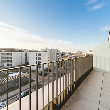 Cozy Penthouse With Balcony & Parking アパート プルゼニ