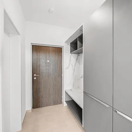 Cozy Penthouse With Balcony & Parking アパート *