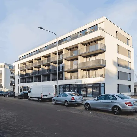 アパート Cozy Penthouse With Balcony & Parking プルゼニ
