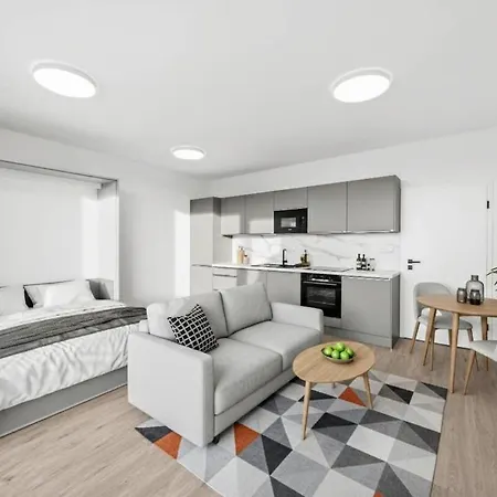 Cozy Penthouse With Balcony & Parking アパート