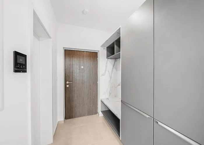 Cozy Penthouse With Balcony & Parking דירה *